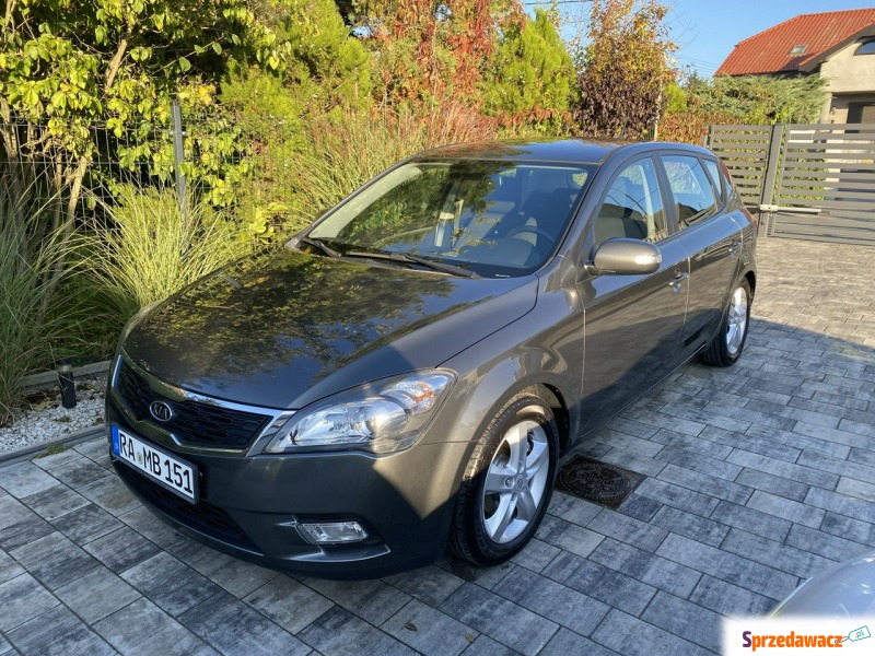 Kia Ceed  Hatchback 2010,  1.6 benzyna - Na sprzedaż za 22 900 zł - Poznań