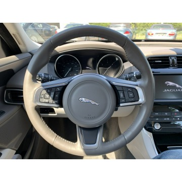 Jaguar XE  Sedan/Limuzyna 2017,  2.0 diesel, automat - Na sprzedaż za 85 899 zł - Kraków - zdjęcie 11