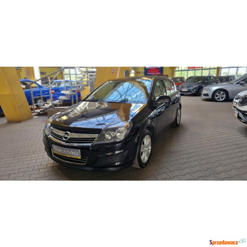 Opel Astra  Hatchback 2011,  1.6 benzyna - Na sprzedaż za 23 900 zł - Mysłowice