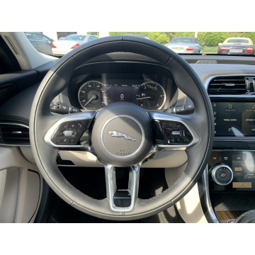 Jaguar XE  Sedan/Limuzyna 2022,  2.0 diesel, automat - Na sprzedaż za 235 899 zł - Kraków - zdjęcie 11