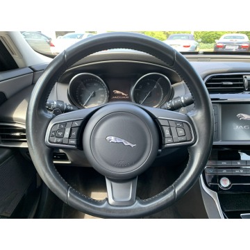 Jaguar XE  Sedan/Limuzyna 2016,  2.0 diesel, automat - Na sprzedaż za 75 899 zł - Kraków - zdjęcie 11