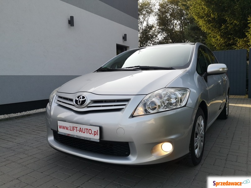 Toyota Auris - Samochody osobowe - Strzegom