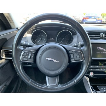 Jaguar XE  Sedan/Limuzyna 2017,  2.0 diesel, automat - Na sprzedaż za 85 501 zł - Kraków - zdjęcie 11