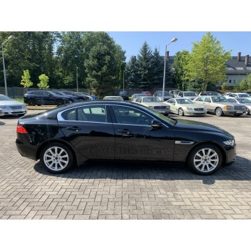 Jaguar XE  Sedan/Limuzyna 2017,  2.0 diesel, automat - Na sprzedaż za 83 901 zł - Kraków - zdjęcie 4