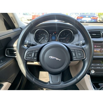 Jaguar XE  Sedan/Limuzyna 2017,  2.0 diesel, automat - Na sprzedaż za 83 901 zł - Kraków - zdjęcie 11