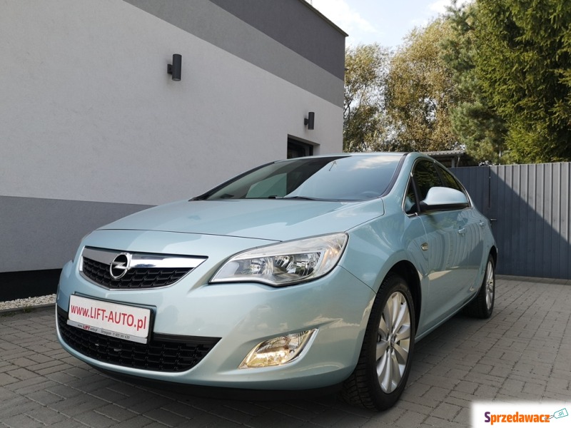 Opel Astra 2010,  1.6 benzyna - Na sprzedaż za 25 900 zł - Strzegom