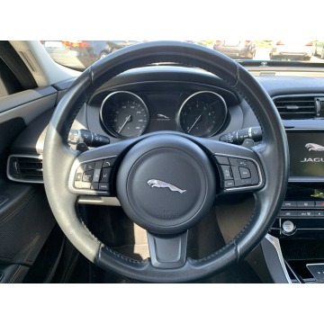 Jaguar XE  Sedan/Limuzyna 2016,  2.0 benzyna, automat - Na sprzedaż za 83 900 zł - Kraków - zdjęcie 11