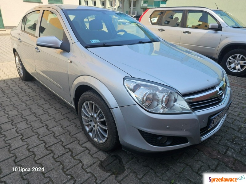 Opel Astra  Sedan/Limuzyna 2008,  1.6 benzyna - Na sprzedaż za 7 749,00 zł - Komorniki