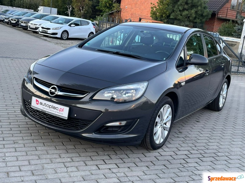 Opel Astra  Sedan/Limuzyna 2013,  1.6 benzyna - Na sprzedaż za 30 900 zł - Czechy