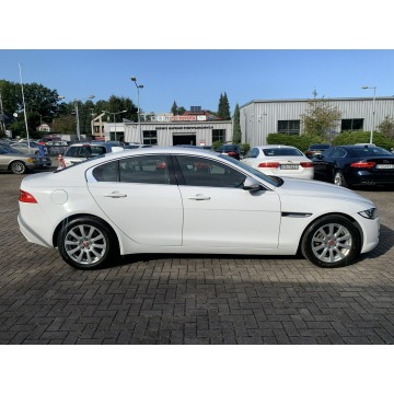Jaguar XE  Sedan/Limuzyna 2017,  2.0 diesel, automat - Na sprzedaż za 83 900 zł - Kraków - zdjęcie 4
