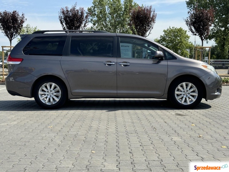 Toyota Sienna 2012,  3.5 benzyna - Na sprzedaż za 73 800 zł - Janki