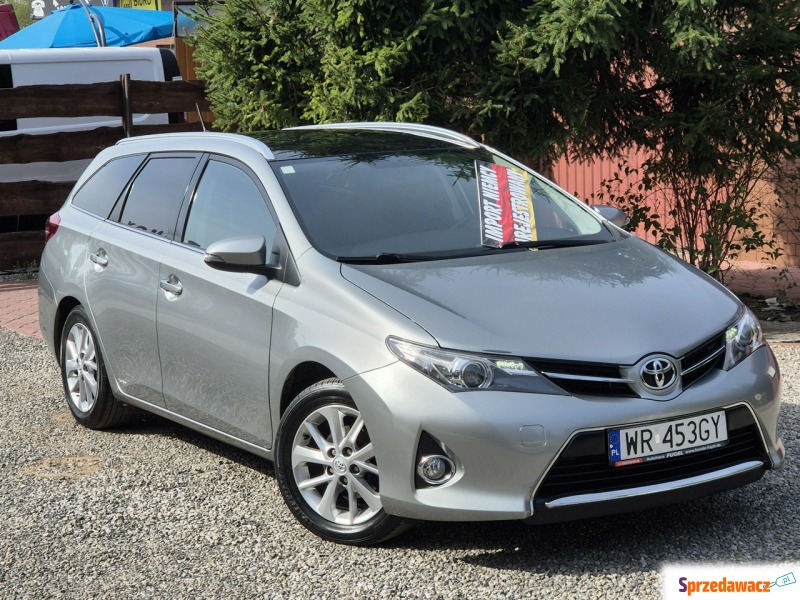 Toyota Auris 2013,  1.6 benzyna - Na sprzedaż za 44 900 zł - Radom