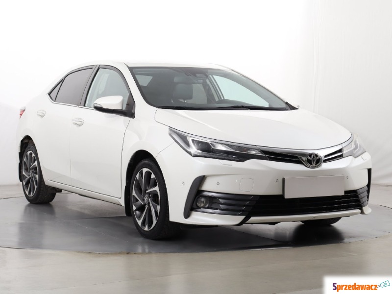 Toyota Corolla  Liftback 2016,  1.6 benzyna - Na sprzedaż za 56 999 zł - Katowice