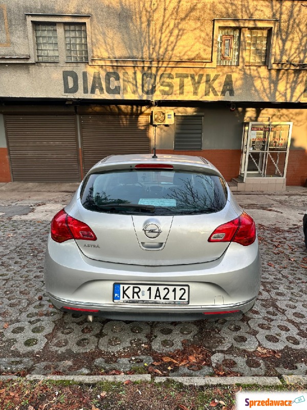 Opel Astra  Hatchback 2014,  1.6 benzyna - Na sprzedaż za 13 000 zł - Kraków