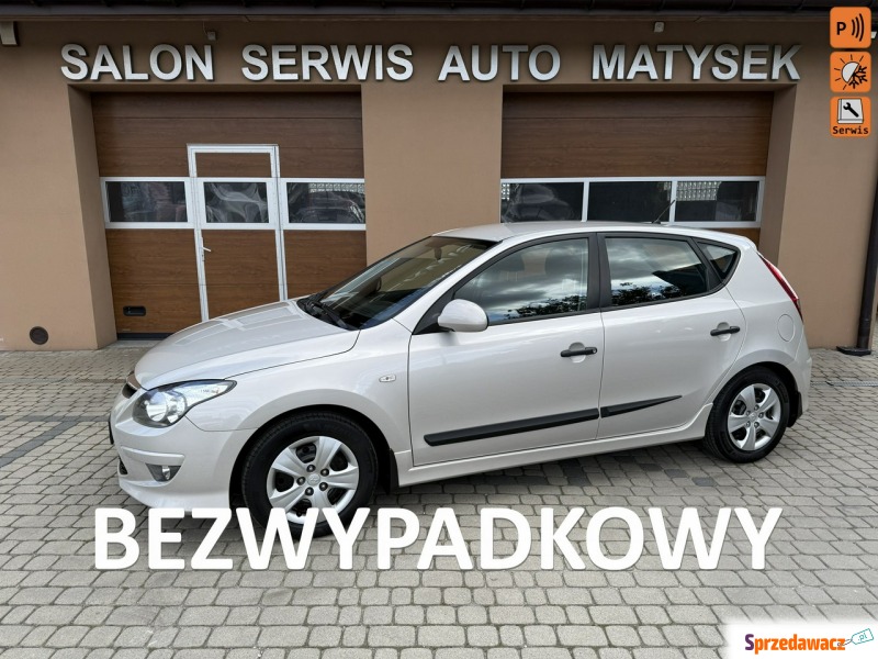 Hyundai i30  Hatchback 2011,  1.4 benzyna - Na sprzedaż za 21 900 zł - Orzech