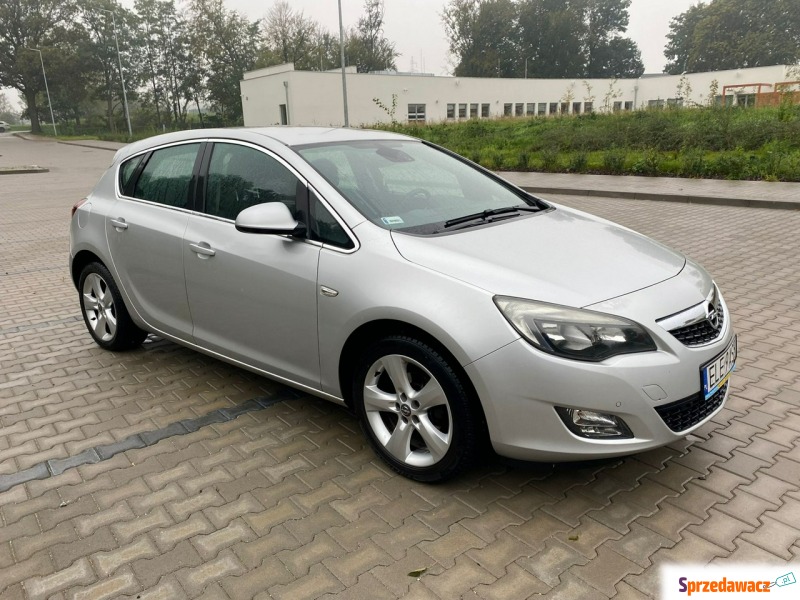 Opel Astra  Hatchback 2010,  1.4 benzyna - Na sprzedaż za 22 800 zł - Głogów