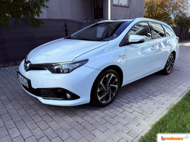 Toyota Auris 2016,  1.8 hybryda - Na sprzedaż za 52 900 zł - Piekoszów