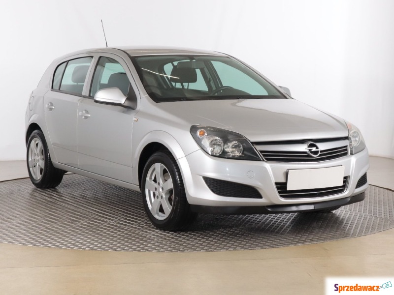 Opel Astra  Hatchback 2011,  1.6 benzyna - Na sprzedaż za 27 999 zł - Zabrze