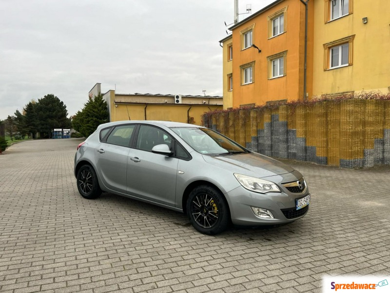 Opel Astra - 1.6 benzyna - 2010r - Samochody osobowe - Głogów