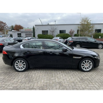 Jaguar XE  Sedan/Limuzyna 2017,  2.0 diesel, automat - Na sprzedaż za 79 900 zł - Kraków - zdjęcie 4