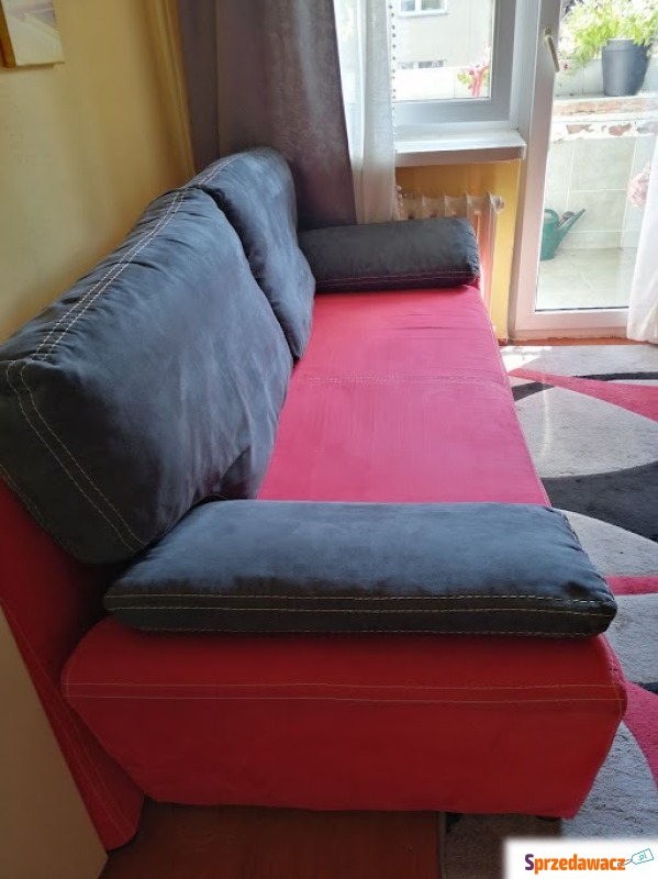 Sofa czerwona z czterema poduszkami - Łóżka - Kraków