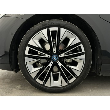 BMW Seria 5  Sedan/Limuzyna 2023,  2.0 hybryda, automat - Na sprzedaż za 282 400 zł - Poznań - zdjęcie 9