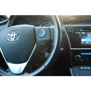 Toyota Auris 2015,  1.8 hybryda, automat - Na sprzedaż za 49 500 zł - Słupsk - zdjęcie 5