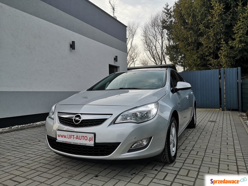 Opel Astra 2012,  1.6 benzyna - Na sprzedaż za 24 900 zł - Strzegom