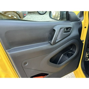 Peugeot Partner 2012,  1.6 diesel - Na sprzedaż za 15 800 zł - Pęcice - zdjęcie 10