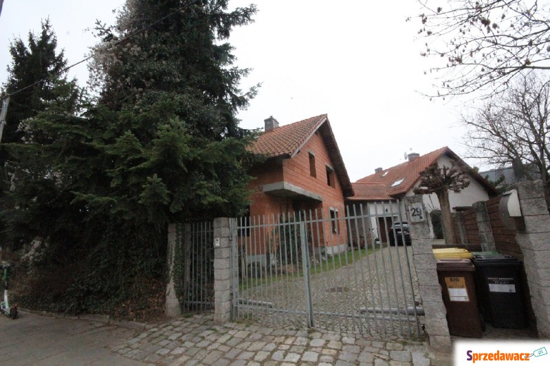 Sprzedam dom Wrocław, Krzyki -  wolnostojący jednopiętrowy,  pow.  250 m2,  działka:   610 m2