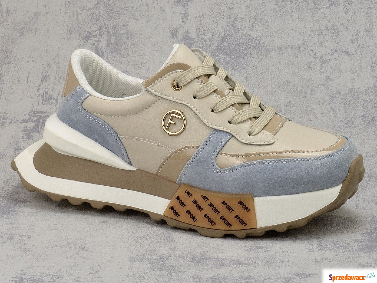 Beżowe skórzane sneakersy damskie...