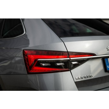 Skoda Superb 2021,  2.0 diesel, automat - Na sprzedaż za 135 500 zł - Warszawa - zdjęcie 11