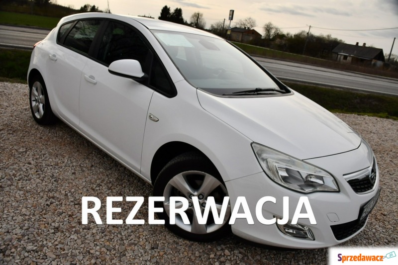 Opel Astra  Hatchback 2011,  1.4 benzyna - Na sprzedaż za 21 999 zł - Nowe Sójki