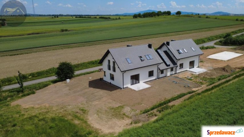 Dom z garażem blisko Świdnicy/...