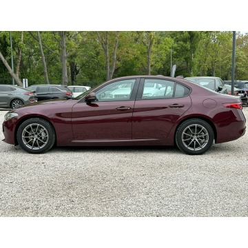Alfa Romeo Giulia  Sedan/Limuzyna 2019,  2.0 benzyna, automat - Na sprzedaż za 89 800 zł - Pęcice - zdjęcie 4