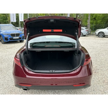 Alfa Romeo Giulia  Sedan/Limuzyna 2019,  2.0 benzyna, automat - Na sprzedaż za 89 800 zł - Pęcice - zdjęcie 9