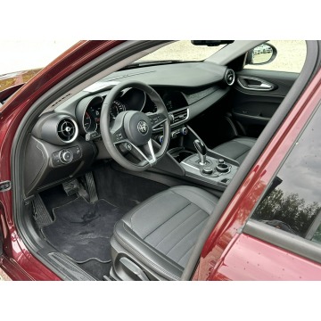 Alfa Romeo Giulia  Sedan/Limuzyna 2019,  2.0 benzyna, automat - Na sprzedaż za 89 800 zł - Pęcice - zdjęcie 10