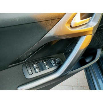 Peugeot 2008  Hatchback 2018,  1.6 diesel - Na sprzedaż za 38 900 zł - Burzenin - zdjęcie 11