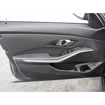 BMW Seria 3  Kombi 2022,  2.0 benzyna, automat - Na sprzedaż za 93 840 zł - Gdańsk - zdjęcie 9