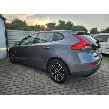 Volvo V40  Hatchback 2019,  2.0 diesel - Na sprzedaż za 41 800 zł - Gdynia - zdjęcie 2