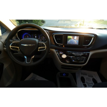 Chrysler Pacifica  Minivan/Van 2018,  3.7 benzyna+LPG, automat - Na sprzedaż za 69 900 zł - Szydłowo - zdjęcie 4