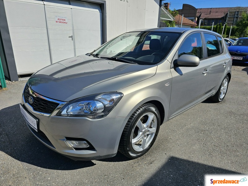 Kia Ceed  Hatchback 2010,  1.4 benzyna - Na sprzedaż za 15 500 zł - Gdów