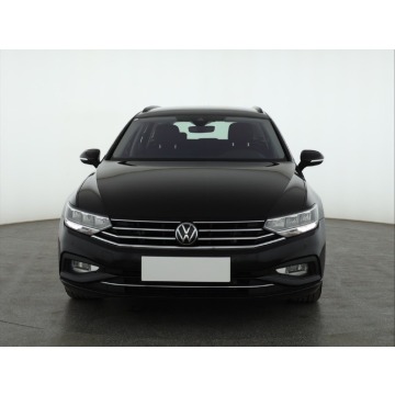 Volkswagen Passat  Kombi 2021,  2.0 benzyna, automat - Na sprzedaż za 79 999 zł - Piaseczno - zdjęcie 2