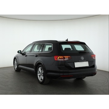 Volkswagen Passat  Kombi 2021,  2.0 benzyna, automat - Na sprzedaż za 79 999 zł - Piaseczno - zdjęcie 5