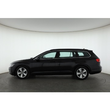 Volkswagen Passat  Kombi 2021,  2.0 benzyna, automat - Na sprzedaż za 79 999 zł - Piaseczno - zdjęcie 4