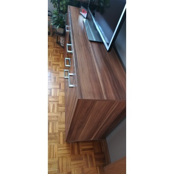 Komoda w bardzo dobrym stanie.