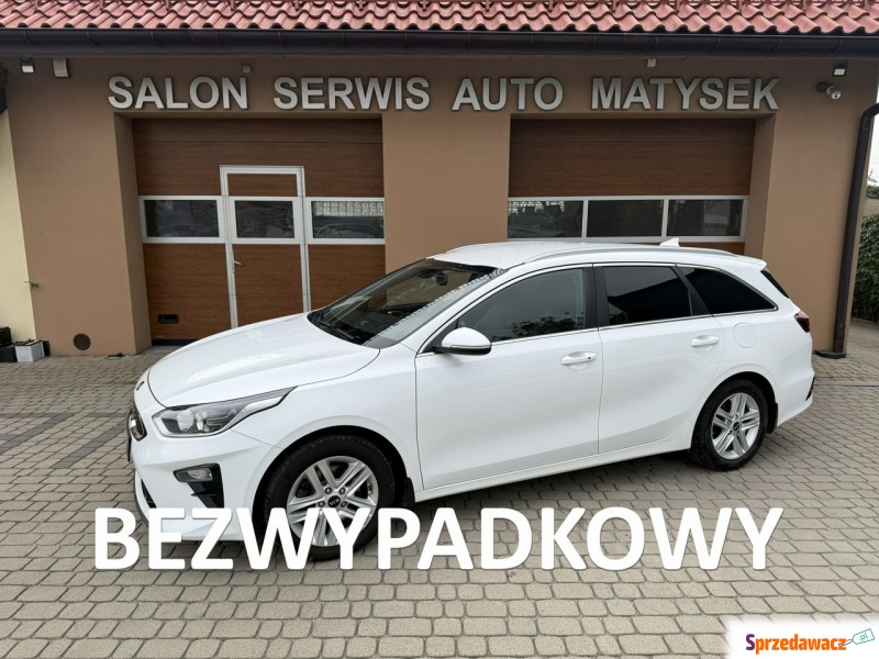 Kia Ceed  Kombi 2019,  1.4 benzyna, automat - Na sprzedaż za 56 900 zł - Orzech