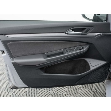 Volkswagen Golf  Kombi 2023,  2.0 diesel, automat - Na sprzedaż za 88 850 zł - Gdynia - zdjęcie 9