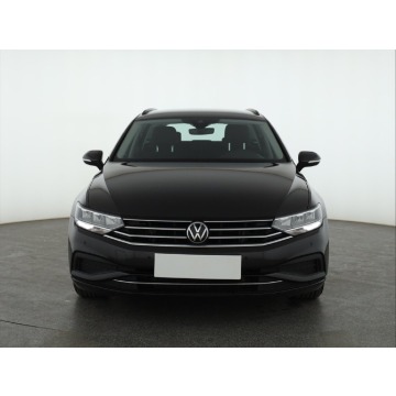 Volkswagen Passat  Kombi 2022,  1.5 benzyna, automat - Na sprzedaż za 69 999 zł - Piaseczno - zdjęcie 2