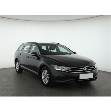 Volkswagen Passat  Kombi 2022,  1.5 benzyna, automat - Na sprzedaż za 69 999 zł - Piaseczno - zdjęcie 1
